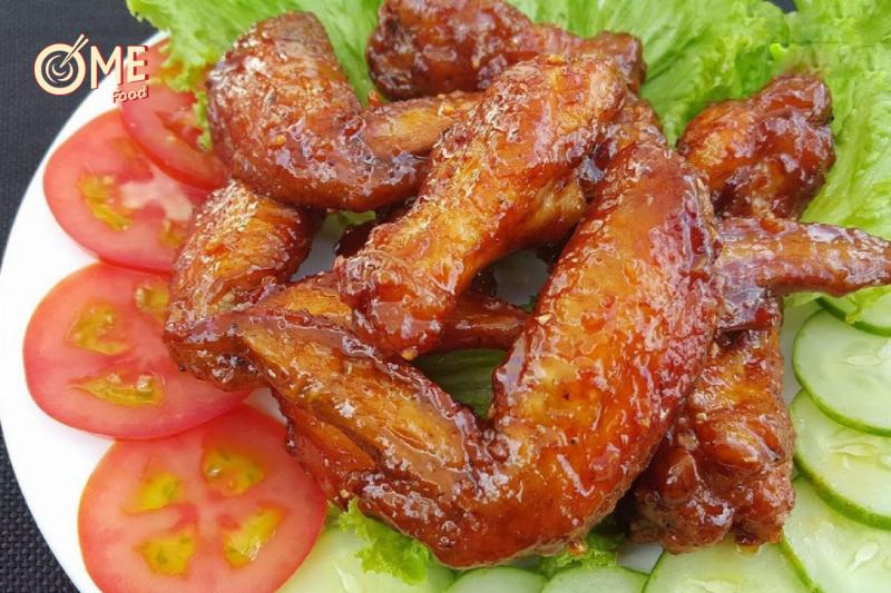 Món ức gà rim mặn ngọt chuẩn vị, màu cánh gián đẹp mắt, trang trí thêm hành lá.